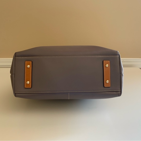 π©Ά SALE!! Dooney and Bourke Wexford Smooth Leather Zipper Sac in Taupe π©Ά - Picture 7 of 16